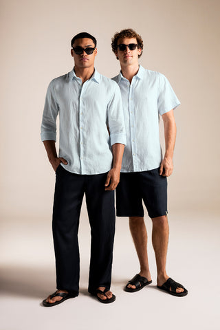 Îlot Colombia, Camisa azul, Pantalón azul y Bermuda azul para hombre, Sandalias en cuero tres puntadas negras, Gafas, Verano, Playa, Accesorios para hombre